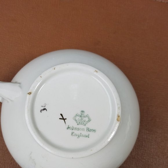 Antique Johnson Bros. England Gravy Boat and Creamer, Floral pattern - Picture 6 of 6